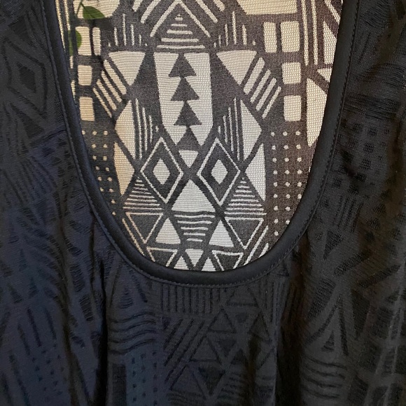 SOLD - Top with Gorgeous Pattern (See Pics) - Picture 2 of 3